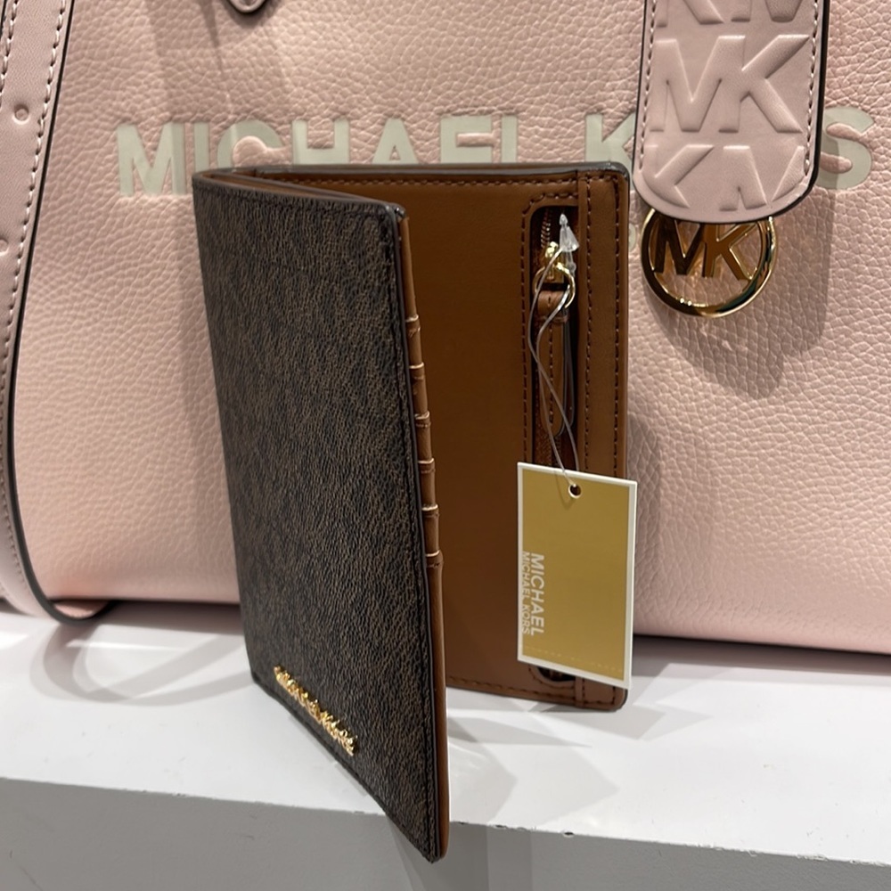 Michael Kors Jet Set Travel Passport Wallet
Brown Signature/Golden-Tone NWT - Picture 16 of 16